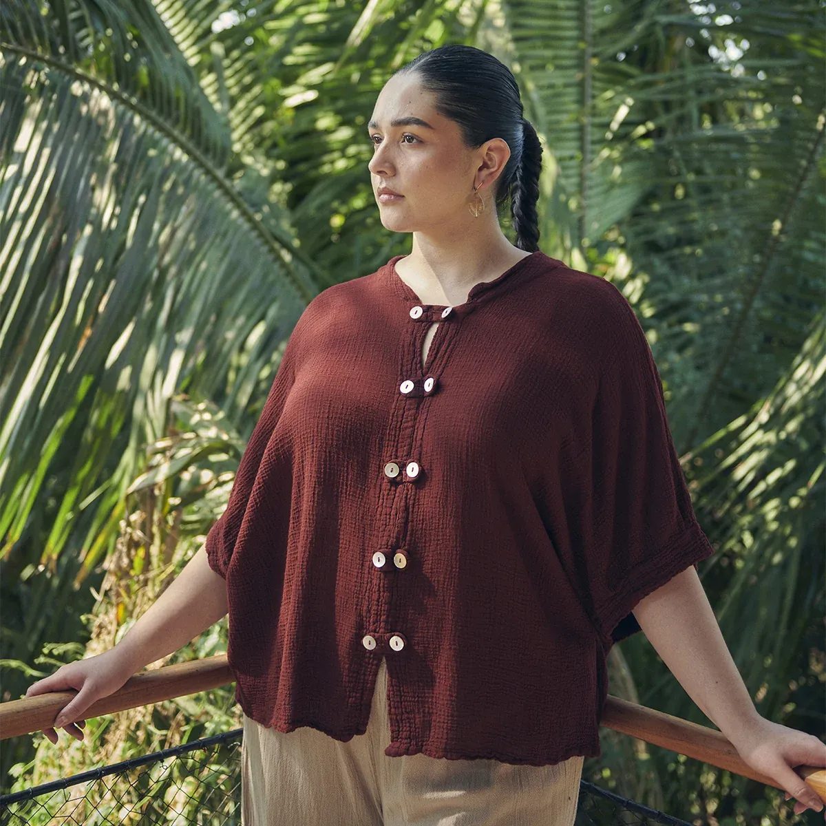Femme portant une blouse Ahúma bordeaux en gaze de coton gaufrée