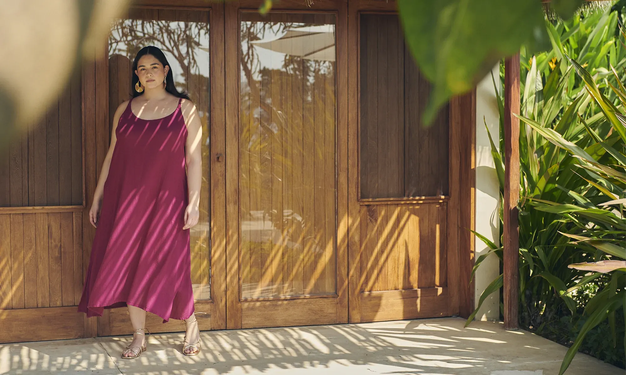 Femme portant une longue robe Ahúma framboise en gaze de coton