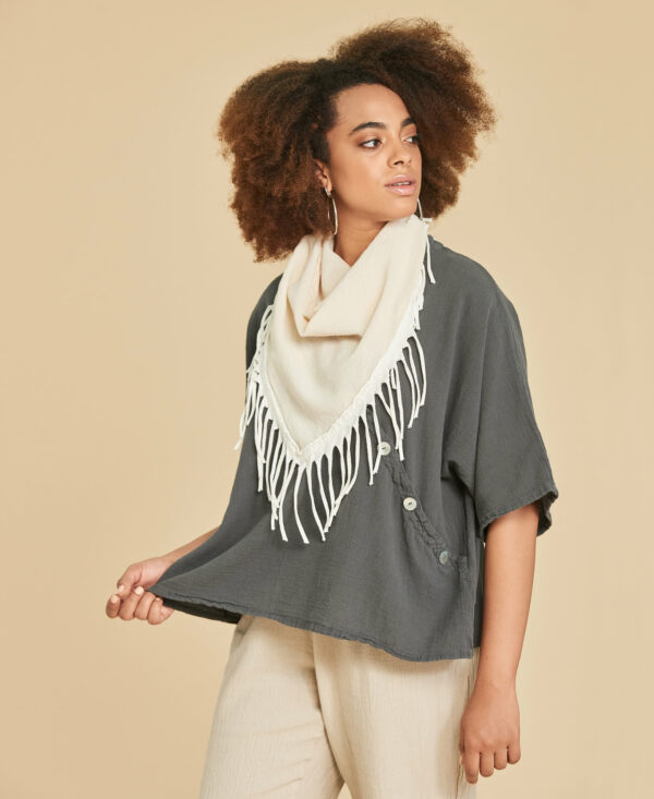 Accessoire-Gaze-Coton-Triangle-couleur-Ecru-Bone-marque-Ahuma-0002 Foulard à franges en coton Triangle couleur écru
