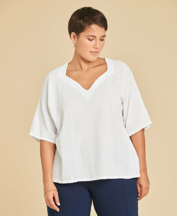 Haut-Gaze-Coton-Erin-couleur-Blanc-Snow-marque-Ahuma-0003 Blouse en coton manches ¾ et col en cœur Erin couleur Blanc