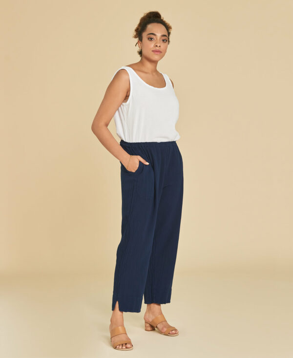 Pantalon-Gaze-Coton-Fiona-couleur-Bleu-Sapphire-marque-Ahuma-0002 Pantalon ⅞ fluide en coton avec poches Fiona couleur Bleu marine