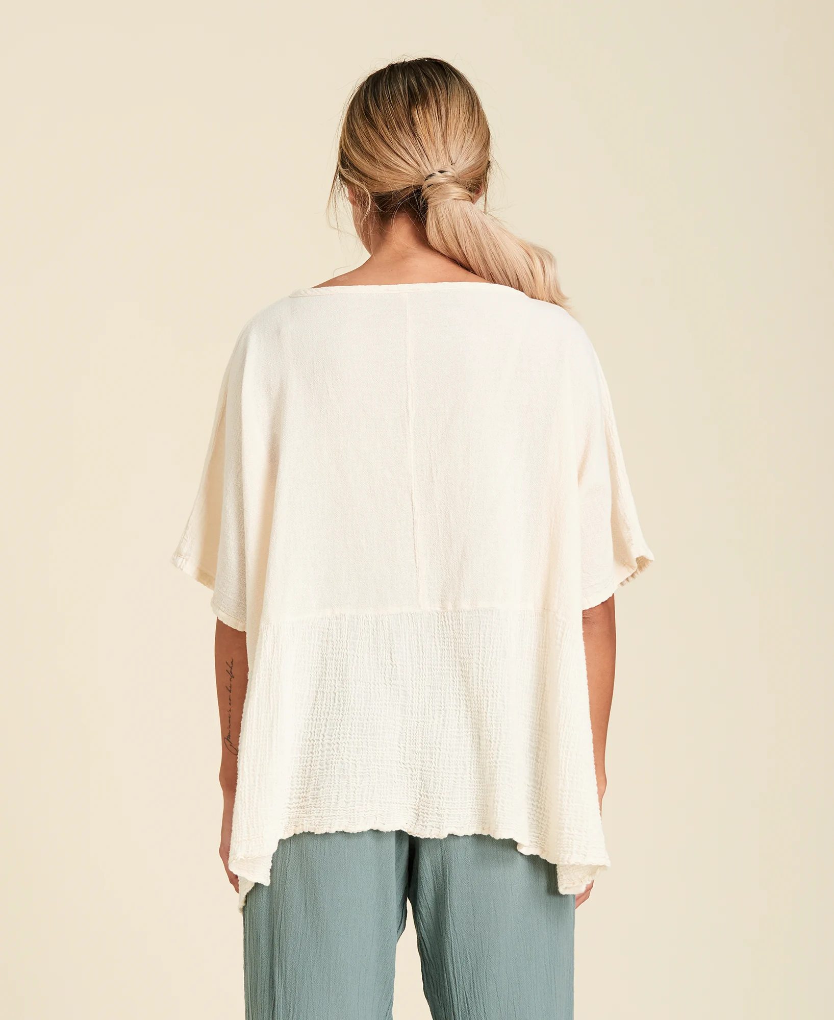 Blouse ample en coton à manches courtes London en couleur Bone