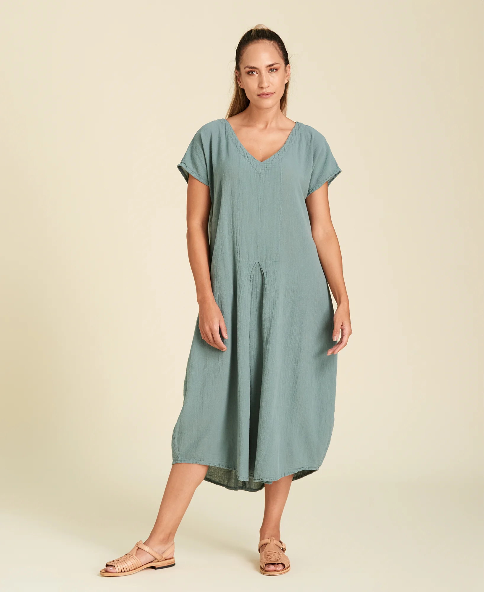 Robe mi-longue en coton manches courte et col V Natalie en couleur Agave