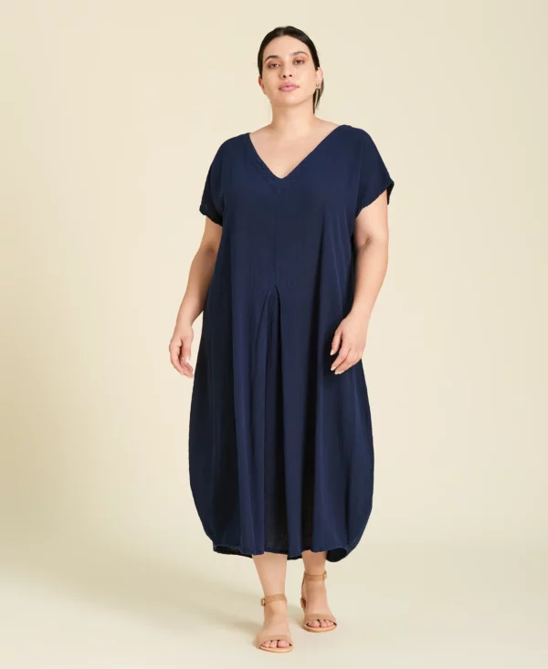 Robe mi-longue en coton manches courte et col V Natalie en couleur Sapphire