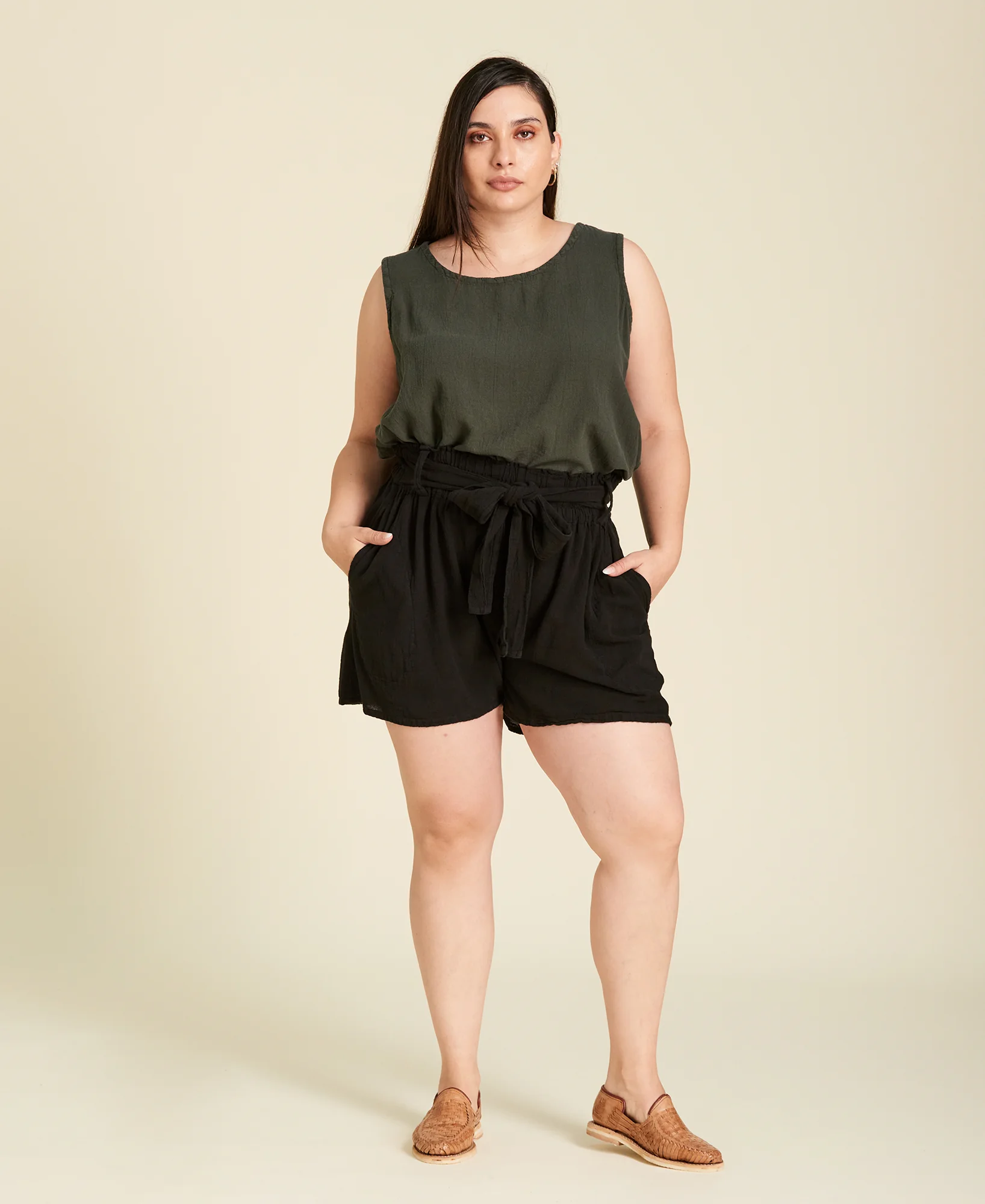 Short ceinturé taille haute en gaze de coton Tina en couleur Black