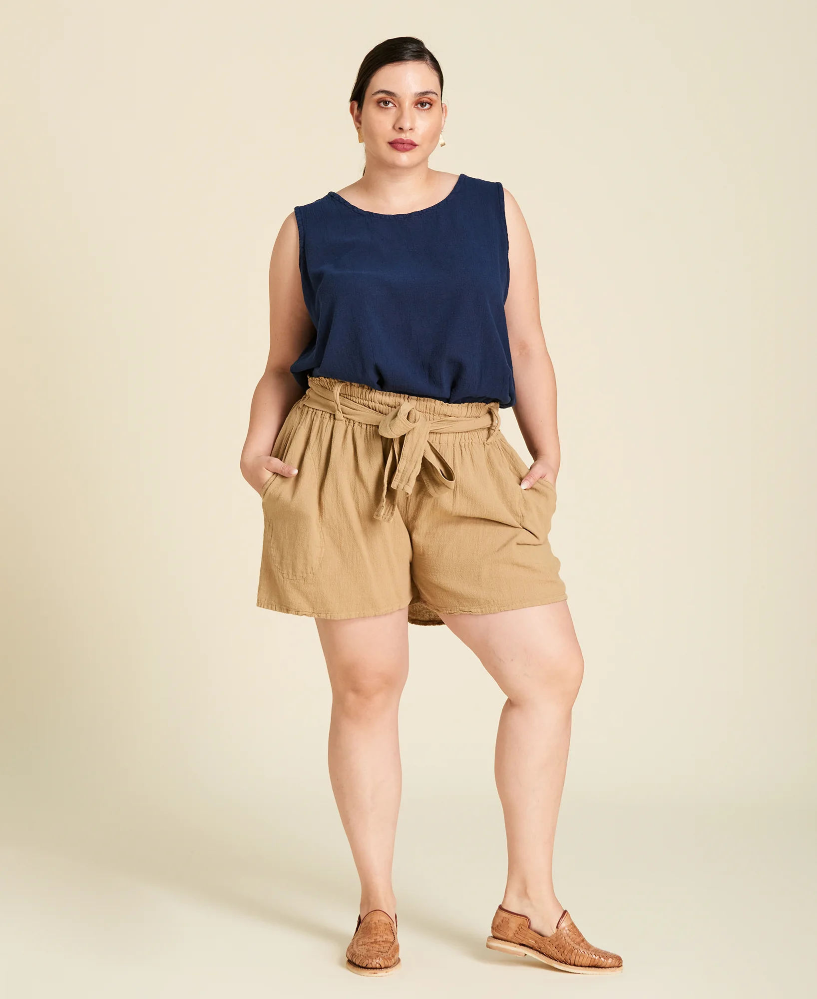 Short ceinturé taille haute en gaze de coton Tina en couleur Cashew