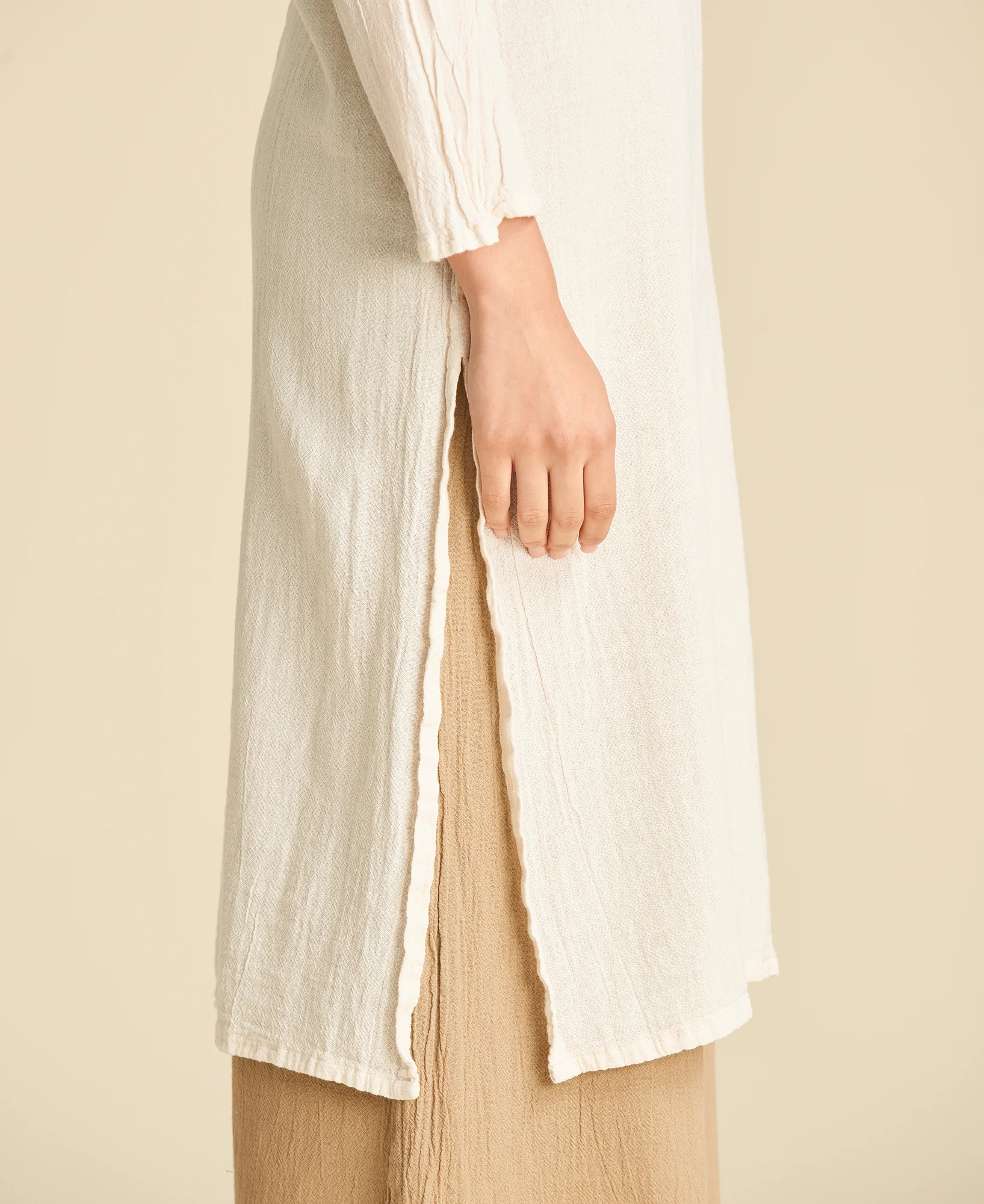 Tunique longue à manche longue en gaze de coton Amalia en couleur Bone