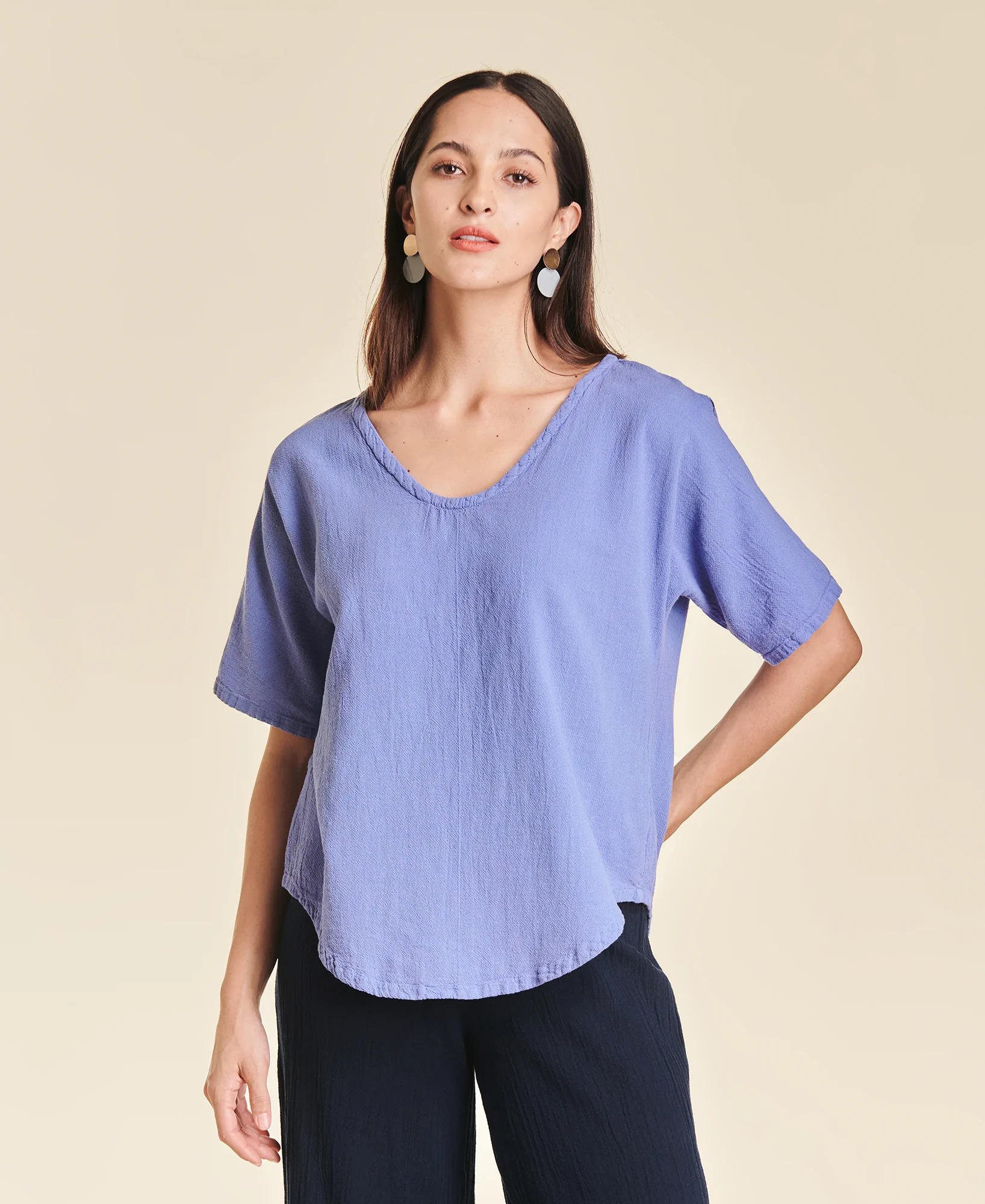 Blouse en coton à manche courte et col V arrondi
